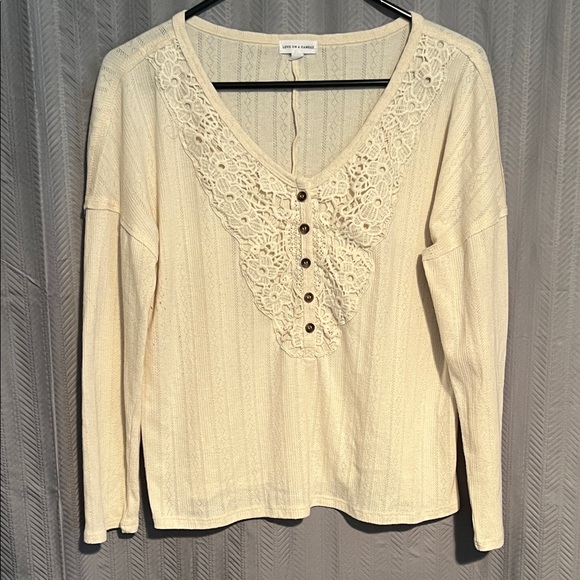 ⭐️ Love on a Hanger Lace Detail Top - Picture 1 of 5
